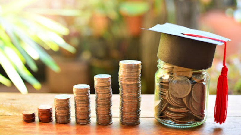 Top 14 Ways College Students Can Easily Save Money